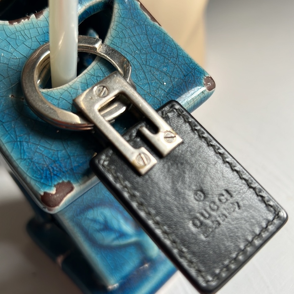 GUCCI Logo Silver Metal Tone Leather Key Holder Charm Unisex Vintage Authentic - Picture 3 of 15